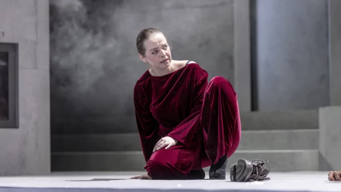 Titulní roli svěřil maďarský režisér Viktor Bodó stálici Národního divadla Pavle Beretové. Foto Patrik Borecký