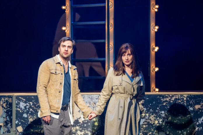 V hlavních rolích se v muzikálu Pět let zpět představují Ondřej Rychlý (Jamie) a Anna Prášilová Fialová (Cathy). Foto Zuzana Havlínová