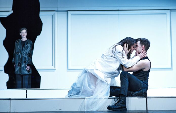 Švandovo divadlo uvádí Romea a Julii v předkladu Jiřího Joska. Na snímku Andrea Buršová (Chůva), Aneta Kalertová (Julie) a Oskar Hes (Romeo). Foto Alena Hrbková