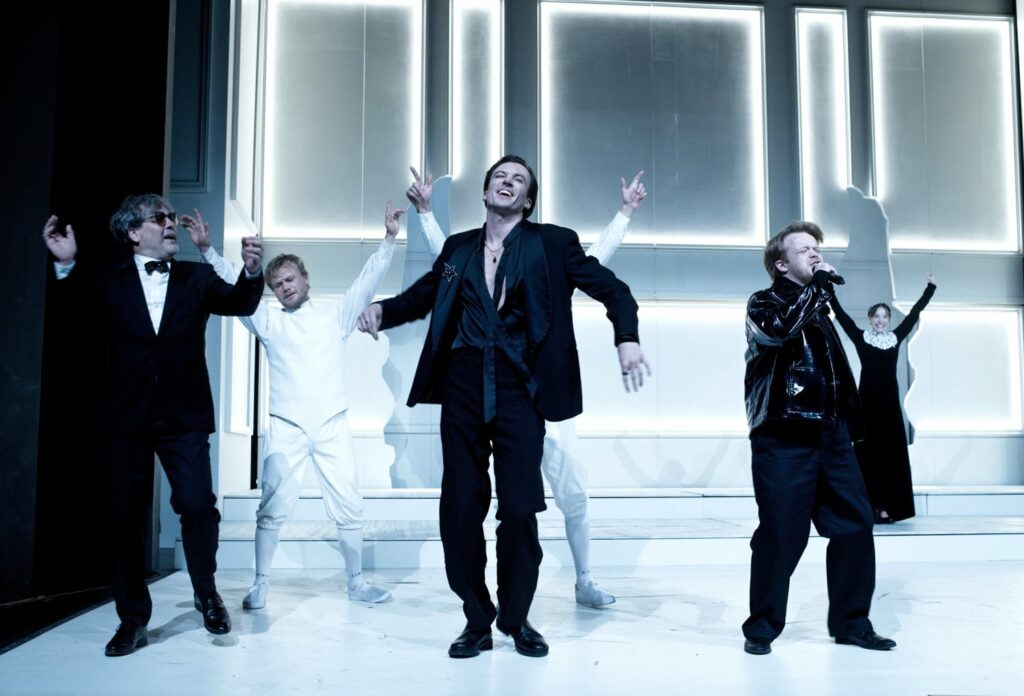 Tomáš Petřík (Kapulet), Vladimír Pokorný (Gregory), Jan Mansfeld (Paris), Marek Frňka (Sluha Petr), Anežka Šťastná (Kapuletová). Foto Alena Hrbková