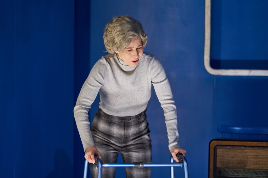 Inscenace volí především groteskní ladění a místy působí spíše jako skrumáž veselých výstupů s popletenými stařečky a stařenkami. Na snímku Anežka Kubátová. Foto KIVA