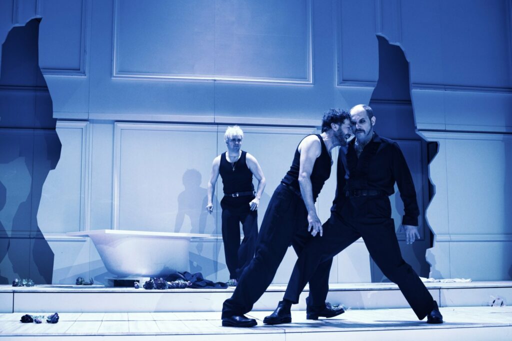 Radek Lajfr (Benvolio), Jan Grundman (Mercuzio) a Jakub Tvrdík (Tybalt). Foto Alena Hrbková