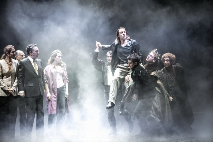 Soubor Comédie-Française v čele s Christophem Montenezem coby Hamletem. Foto Jan Versweyveld