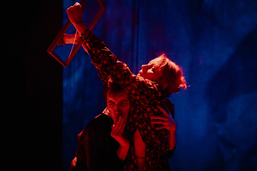 Volodia Piotrovitch d’Orlik a Carine Goron v Králi Oidipovi. Foto Simon Gosselin