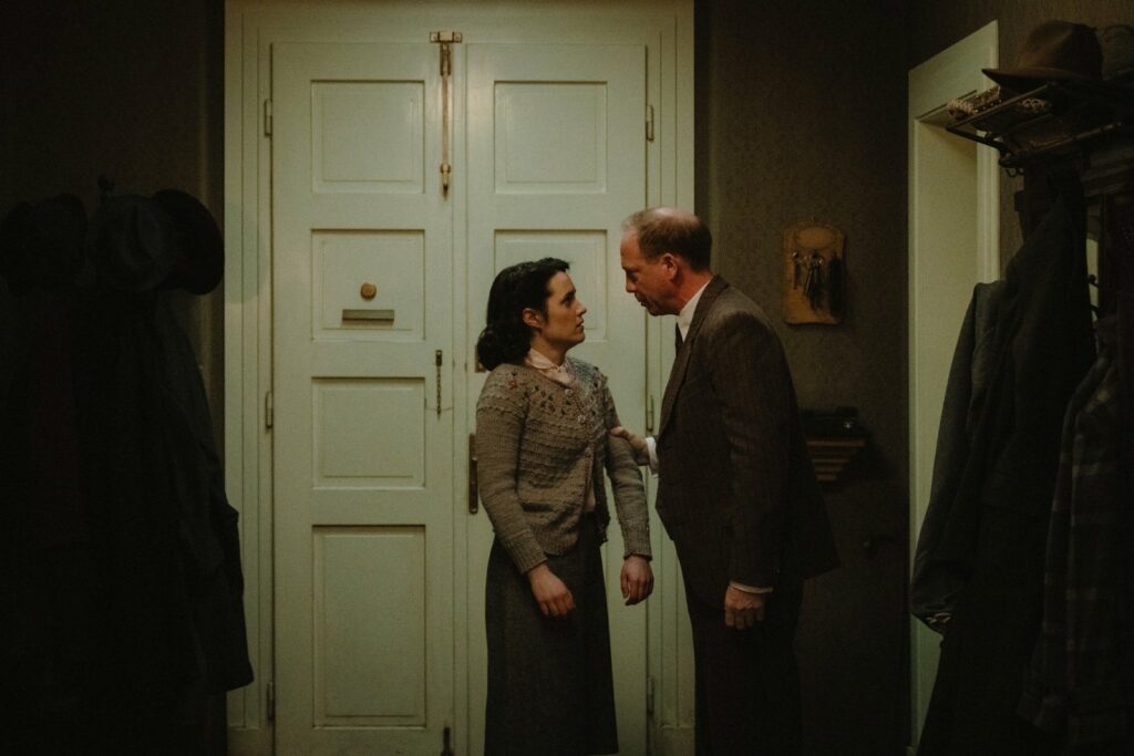 Barbora Váchová a Johann von Bülow ve filmu Gerta Schnirch. © Česká televize. Foto Zuzana Panská