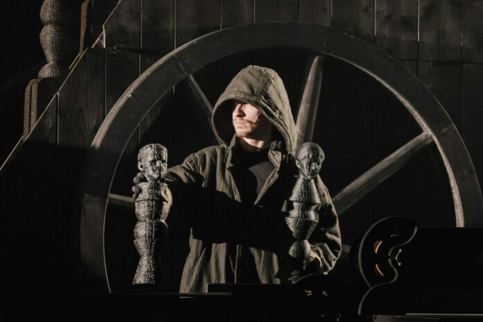 Román Krabat Otfrieda Preußlera se stal předlohou pro stejnojmennou divadelní adaptaci Divadla Drak. Legendu o lužickosrbském sirotkovi převedli na jeviště režisér Jakub Vašíček a dramaturgyně Barbora Kamenická Pokorná. Foto Milan Hajn