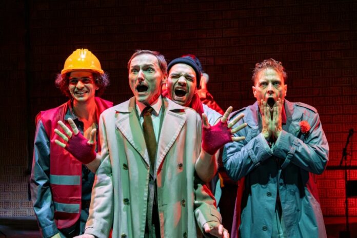 Inscenace Létající dítě vznikla v rámci startupového projektu Bušení pro začínající tvůrčí týmy. Na snímku zleva Daniel Toman (Dělník), Martin Stránský (Otec), Filip Jáša (Zvoník) a Stavros Pozidis (Milenec). Foto Veronika Pávová