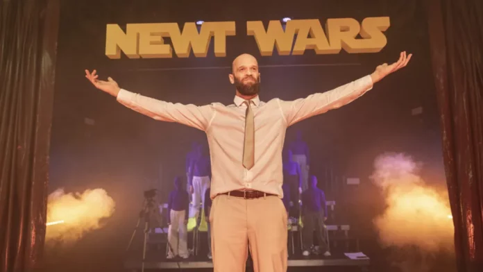 Činoherní studio Ústí nad Labem uvádí Čapkovu Válku s mloky v adaptaci uměleckého šéfa Michala Háby s podtituly „Divadelní ponor do všeho, co potápí svět, jak ho známe“ a „Antifašistická alegorie“. Na snímku Ondřej Jiráček jako pan Bondy. Foto Patrik Borecký