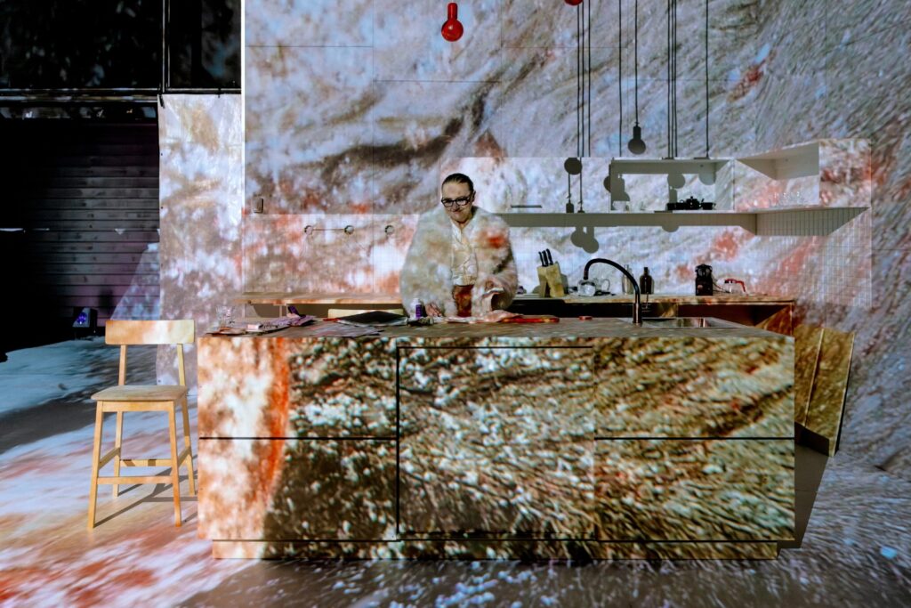 Scénografii vytvořil Michal Spratek, za videoprojekcemi stojí Alžběta Huclová. Na snímku Apolena Veldová jako Juliana. Foto Alžběta Huclová