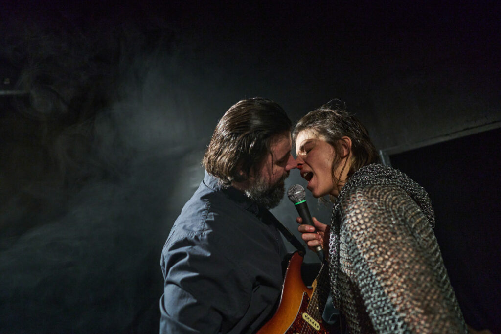 Kateřinu Císařovou doprovází na kytaru a looper Vladimír Mikláš. Foto KIVA