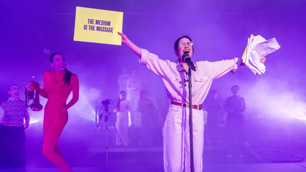 Ženy mají v inscenaci méně prostoru, stejně jako v Čapkově románu, v němž se dokonce převaha mužského principu v lidské i mločí přetechnizované, na výkon zaměřené, odosobněné společnosti stává jedním z kritizovaných témat. Foto Patrik Borecký