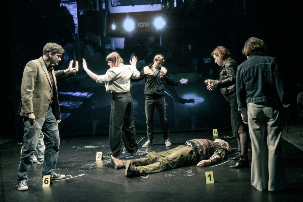 Dokumentární inscenace vznikla na základě reálné kauzy (Jiří Havelka: Facka, režie Jiří Havelka, premiéra 28. listopadu 2025 v Dejvickém divadle). Foto Petr Neubert