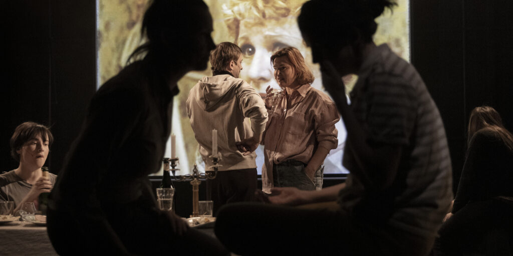 Inscenace režiséra Jana Friče letos získala Cenu divadelní kritiky (Henry Becque: Krkavci, režie Jan Frič, premiéra 10. března 2025 v Dejvickém divadle). Foto Patrik Borecký