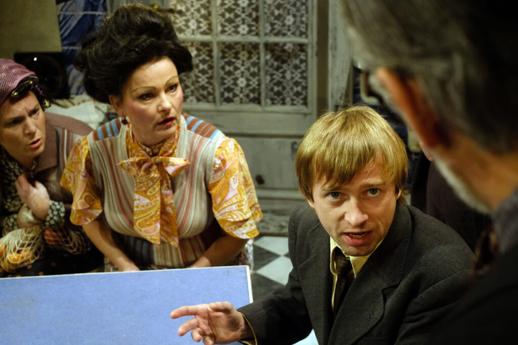 V inscenaci hry jednoho z největších italských dramatiků a nositele Nobelovy ceny za literaturu si zahrál s Lenkou Krobotovou a Klárou Melíškovou (Luigi Pirandello: Každý má svou pravdu, režie Michal Vajdička, premiéra 28. dubna 2022 v Dejvickém divadle). Foto Hynek Glos