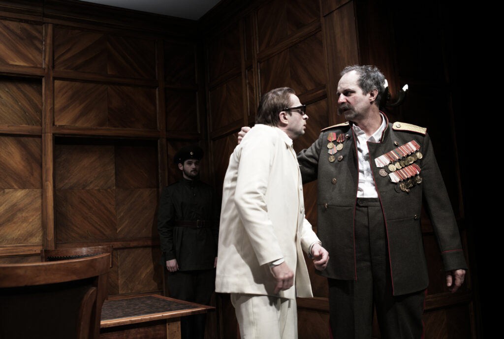 Divadelní adaptace díla, které formou komiksového románu popisuje několik zásadních dnů po smrti sovětského diktátora J. V. Stalina, patří mezi velmi úspěšné tituly divadla (Fabien Nury, Thierry Robin, Daniel Majling: Ztratili jsme Stalina, režie Michal Vajdička, premiéra 3. března 2024 v Dejvickém divadle). Foto Alena Hrbková