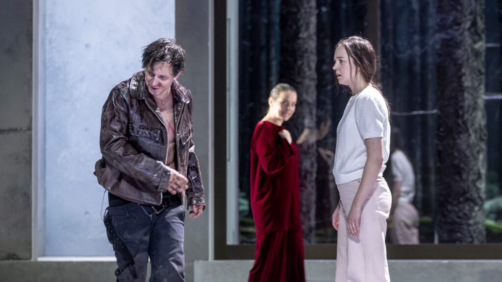 Souhra herců Národního divadla: Igor Orozovič v roli Eilerta Løvborga, Pavla Beretová jako Heda Tesmanová a Denisa Barešová coby Tea Elvstedová. Foto Patrik Borecký