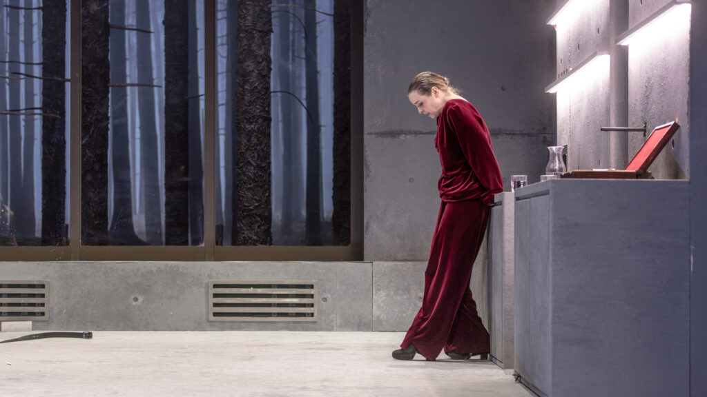 Heda Gablerová jako scénický obraz – autorkou scény představující moderní vilu s chytrou domácností coby zlatou klec na samotě uprostřed lesa je výtvarnice Juli Balázs. Foto Patrik Borecký