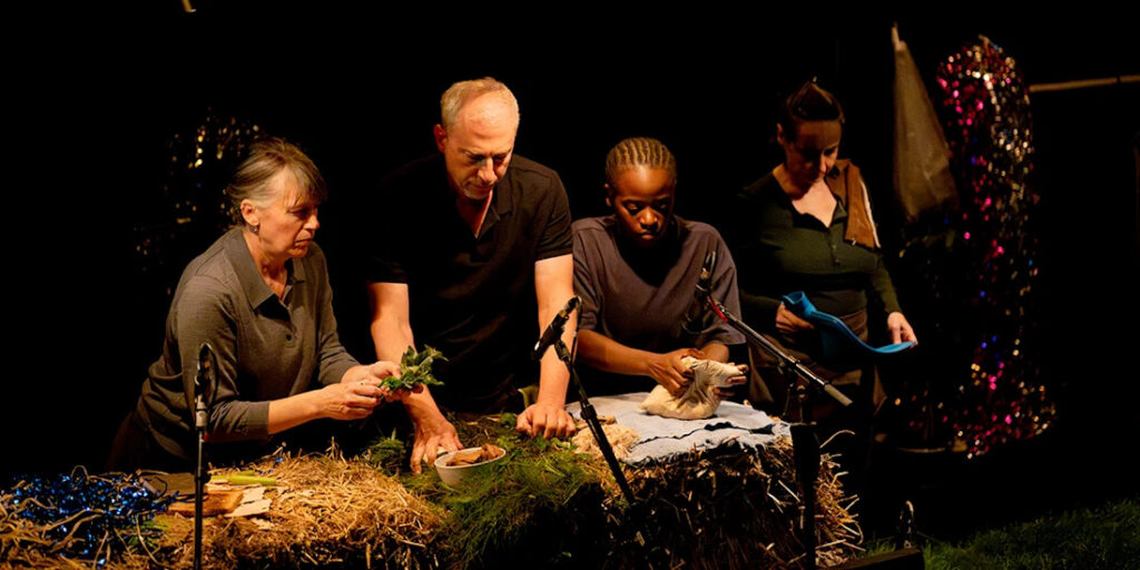 Cow | Deer: Experimentální audio performance pro čtyři páry rukou vychází z klasické ruchařiny. Narativ zprostředkovávají živě vytvářené zvuky, kombinované s nahrávkami z přírodního prostředí. Foto Camilla Greenwell