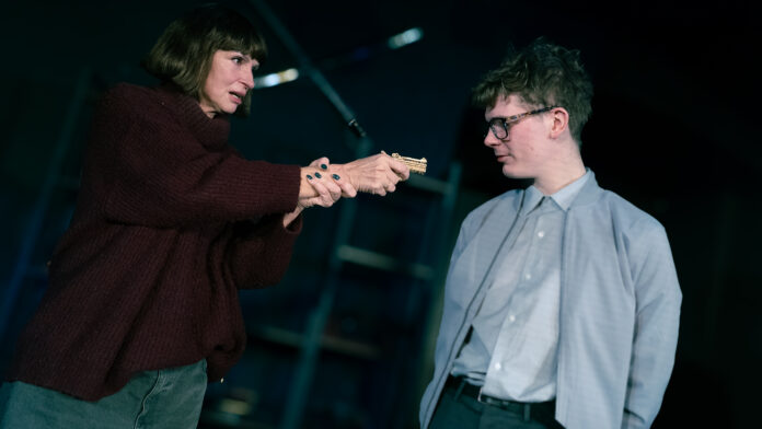 Australská dramatička Joanna Murray-Smith ve své hře Švýcarsko využila atraktivity i ambivalentnosti postavy Toma Ripleyho. V Divadle Ungelt hrají Ivana Chýlková a Petr Uhlík. Foto Jan Malíř