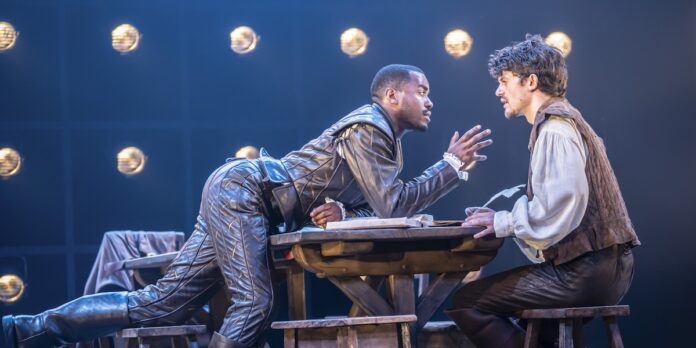Born with Teeth: Ncuti Gatwa (Kit Marlowe) a Edward Bluemel (Will Shakespeare) v souboji důvtipu transponovaném do fyzické roviny. Proces symbolicky erotizovala ambivalentní genderová identita obou individualit, které po zavraždění Marlowa splynou v jediný fenomén. Foto Johan Persson