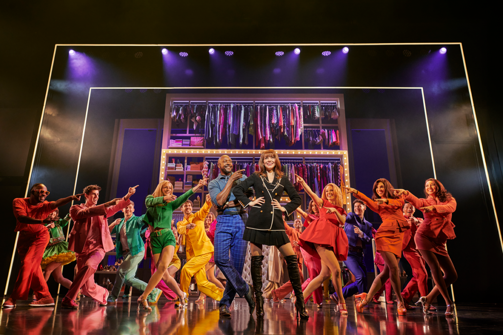 Ďábel nosí Pradu: Temperamentní Georgie Buckland v roli Andy, obklopená sborem „klaperek“, dodávala skladbám Eltona Johna drive. Preciznost a pointování muzikálové módní show mají neodolatelný půvab profesionálně dokonalé zábavy. Foto Matt Crockett