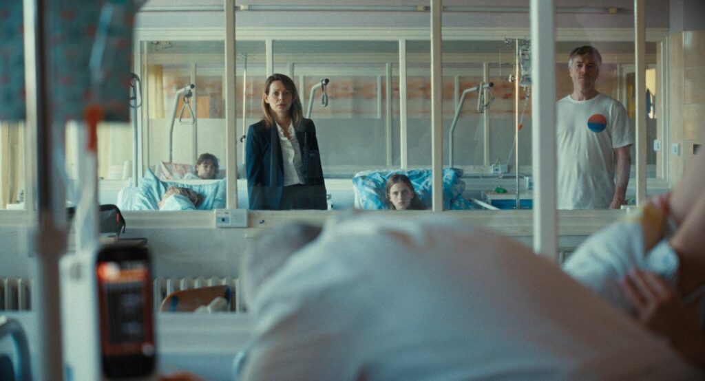 Barbora Bobuľová, Dexter Franc a Barry Ward ve filmu Nevděčné bytosti. Foto © Cinemart