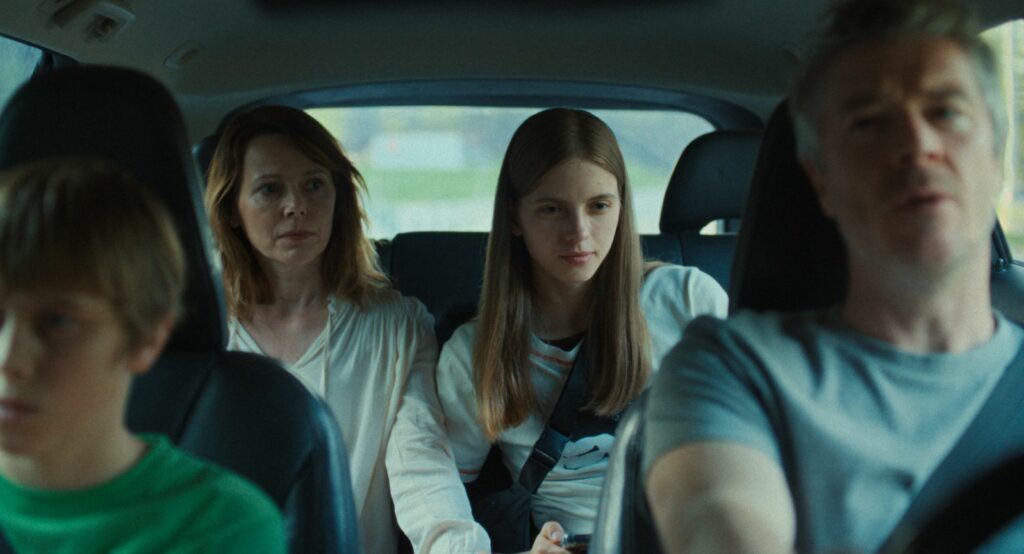 Antonín Chmela, Barbora Bobuľová, Dexter Franc a Barry Ward ve filmu Nevděčné bytosti. Foto © Cinemart