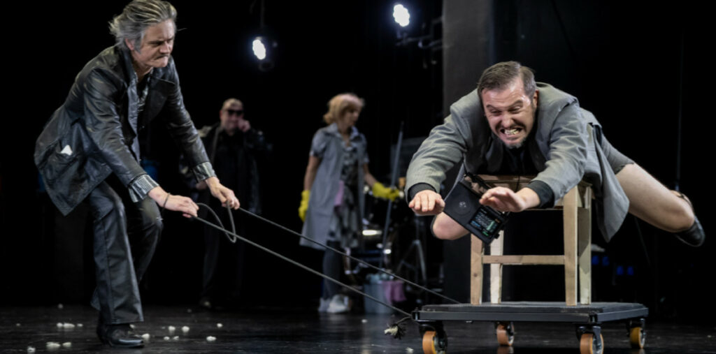 Bodóova adaptace Bulgakovova Mistra a Markétky v Katona József Színház. Foto Gordon Eszter