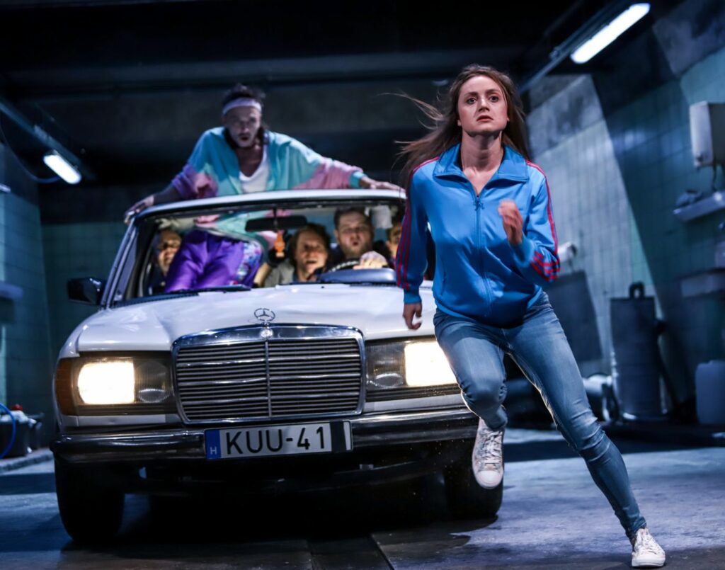 Adaptace Romea a Julie s názvem Kertész utcai Shaxpeare-mosó (Shaxpearova myčka na ulici Kertész) v Örkény Színház. Foto Judit Horváth